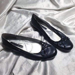 AK ANNE KLEIN black leather flats with patent accents BETENA SZ 7.5